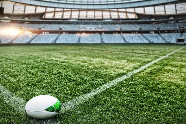 Piłka Rugby Trawie Stadionie Przeciwko Rugby Stadium Świcie — Zdjęcie stockowe