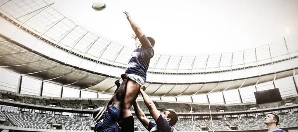 Vista Baixo Ângulo Grupo Jogadores Rugby Masculinos Diversos Que Jogam — Fotografia de Stock
