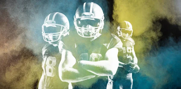 カラーパウダーのデジタル生成画像に対するアメリカンフットボール選手 — ストック写真