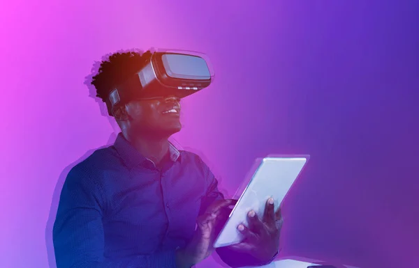 Muž Afroameričan Používá Headset Virtuální Reality Digitální Tablet Proti Přechodu — Stock fotografie