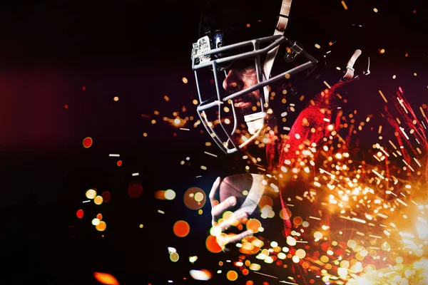 American Football Player Împotriva Focurilor Artificii Izbucnind Fundal Strălucitor — Fotografie, imagine de stoc