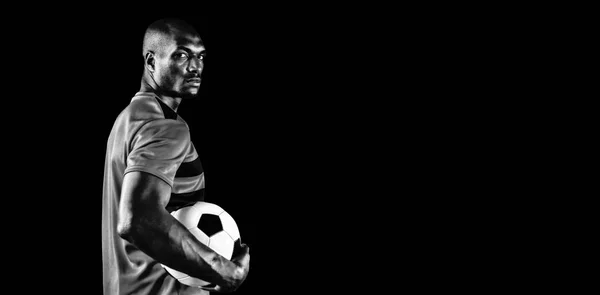 聚焦足球运动员孤立在黑色背景 — 图库照片
