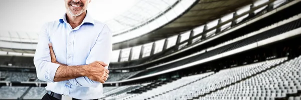 Portrét Obchodníka Zbraněmi Zkříženými Proti Ragbyovému Stadionu Úsvitu — Stock fotografie