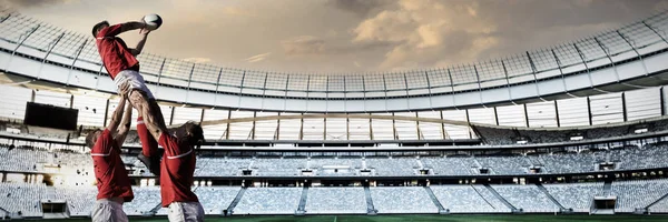 Jogadores Rugby Masculino Jogando Rugby Chão Contra Estádio Rugby Amanhecer — Fotografia de Stock