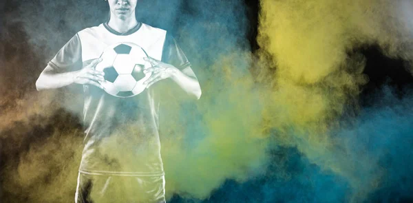 强硬的女足球运动员反对泼溅的彩色粉末 — 图库照片