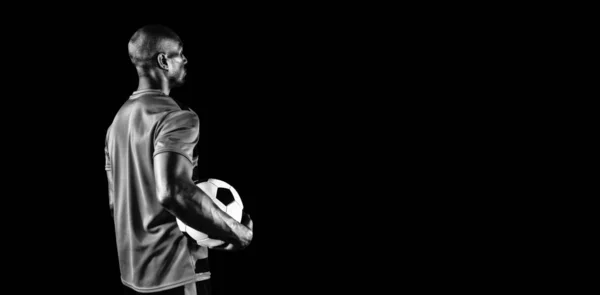 Fußballspieler Isoliert Auf Schwarzem Hintergrund — Stockfoto