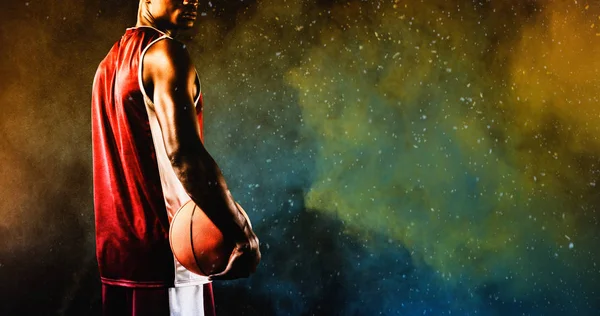 Pemain Bola Basket Melawan Percikan Bubuk Warna Kuning — Stok Foto