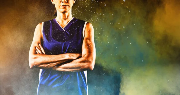 Жесткая Женщина Баскетболистка Против Брызг Желтого Цвета Порошка — стоковое фото