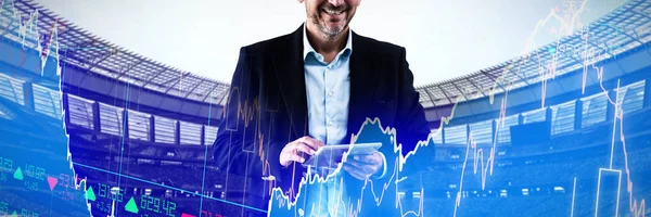 Porträt Eines Geschäftsmannes Der Tablet Computer Gegen Aktien Einsetzt — Stockfoto