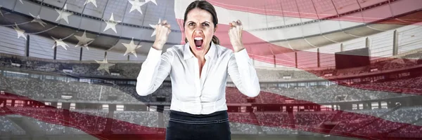 アメリカの国旗のクローズ アップに対して拳を食いしばり悲鳴の実業家の肖像画 — ストック写真