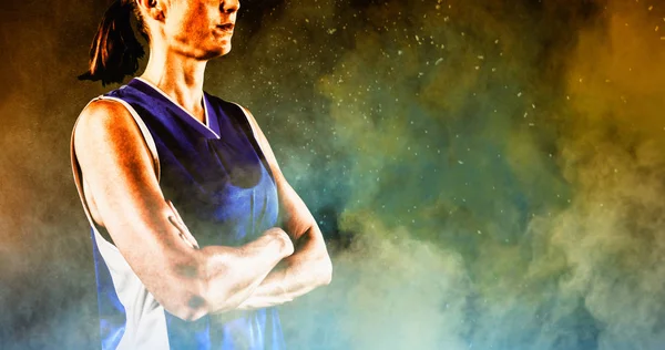 Tough Kobiet Koszykarz Przed Rozpryskiwania Żółty Kolor Proszku — Zdjęcie stockowe
