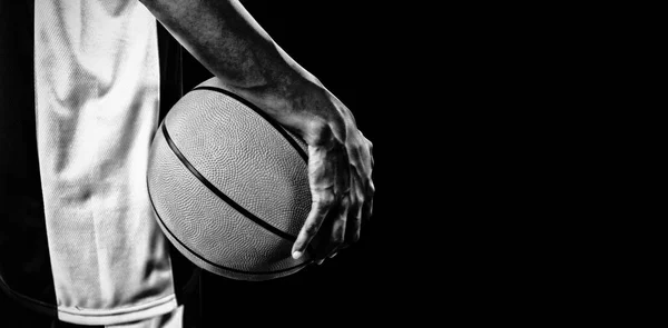 Sert Kadın Basketbolcu Siyah Arka Plan Izole — Stok fotoğraf