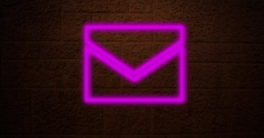 Tuğla duvar 4k üzerinde pembe bir zarf neon levhası animasyonu