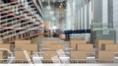 Karton kutuların ön planda grafik ve çizelgelerin yer aldığı bir depodaki taşıma bantları üzerinde canlandırılması