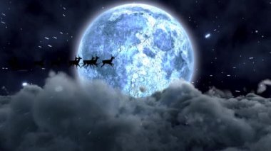 Geceleyin Noel Baba 'nın kızakla çektiği kış manzarası ren geyikleri, bulutlar ve ay tarafından çekiliyor.
