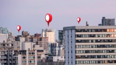Modern bir şehirde binaların üzerinde beliren üç kırmızı lokasyon simgesinin animasyonu