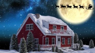 Geceleyin Noel Baba 'nın kızakla çektiği kış manzarası ren geyikleri, kar yağışı, ay ve ev tarafından çekiliyor.