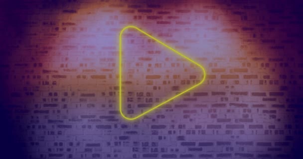 砖墙4K上黄色箭头霓虹灯的动画制作 — 图库视频影像