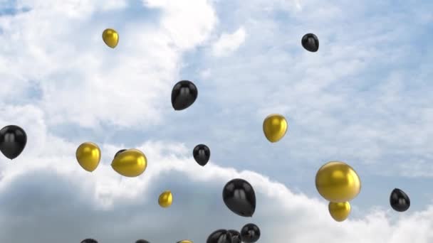 雲と青空に浮かぶ黒と金の光沢のある風船のアニメーション — ストック動画