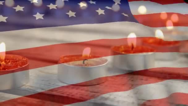 Arka Planda Dalgalanan Amerikan Bayrağıyla Yanan Mum Dizisinin Animasyonu — Stok video