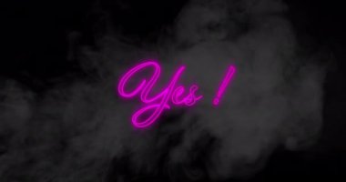 Kelimenin animasyonu Evet! Siyah zemin üzerinde duman bulutları olan pembe renkli neon tabela 4k