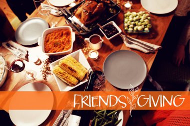 Şükran Günü yemeğine karşı evdeki masada 