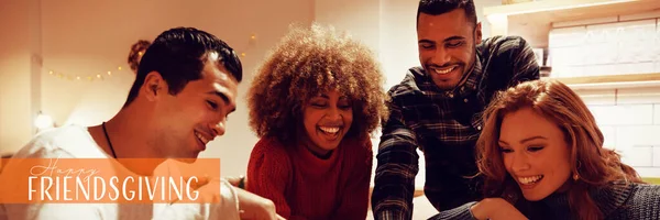 Happy Friendsgiving Tegen Millennial Volwassen Vrienden Socialiseren Samen Thuis — Stockfoto