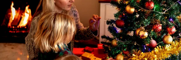 Πλευρική Όψη Μιας Νεαρής Καυκάσιας Γυναίκας Και Του Νεαρού Γιου — Φωτογραφία Αρχείου