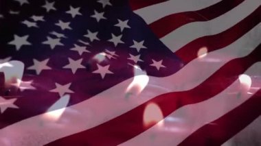 Arka planda dalgalanan Amerikan bayrağıyla yanan mumların canlandırılması