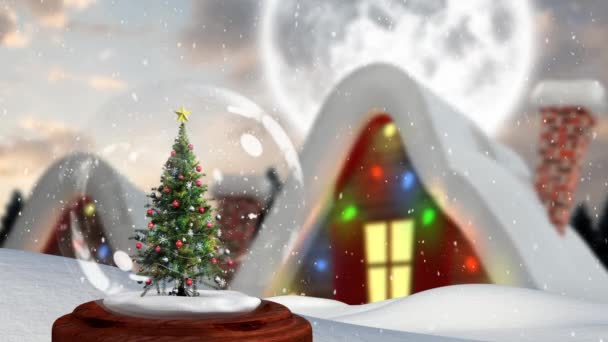 在雪球上为一棵装饰过的圣诞树制作动画 雪下着 后面是一座挂满圣诞彩灯的雪屋 — 图库视频影像