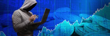Hacker kredi kartını bitcoin 'lere karşı tutarken dizüstü bilgisayar kullanıyor