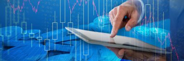 Bitcoin 'lere karşı tablet kullanan işadamının orta bölümü