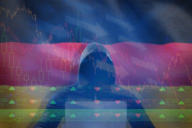 Masadaki dizüstü bilgisayarı hisse senetlerine karşı kullanan erkek hacker.