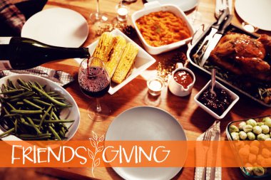 Şükran Günü yemeğine karşı evdeki masada 