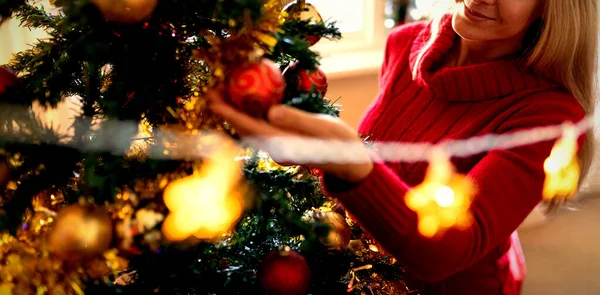 Front View Smiling Young Caucasian Woman Decorating Christmas Tree Her — Stock Photo, Image