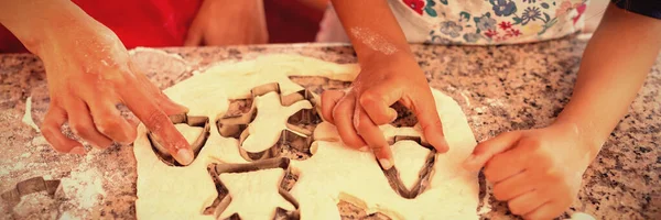 Вид Спереди Средней Части Женщины Кухне Дочерью Рождество Вырезание Кулинарных — стоковое фото