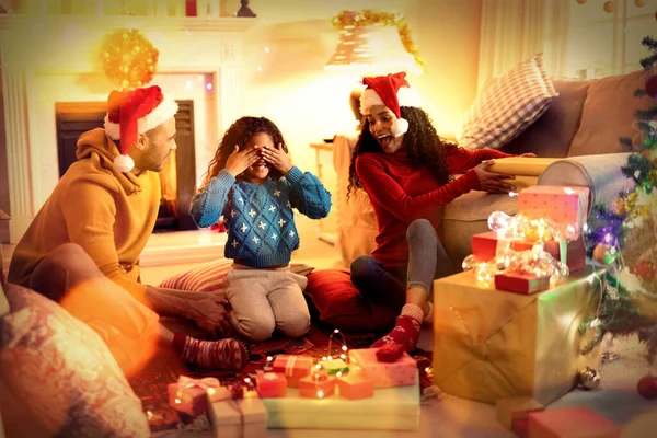 クリスマス時に自宅で家族に対する茶色のパケットの複合画像 — ストック写真