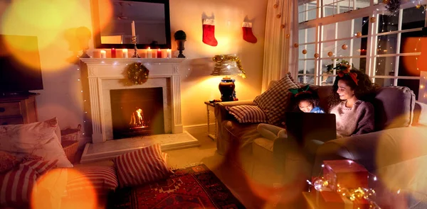 크리스마스 랩탑을 사용하여 여자에 응접실 이미지 — 스톡 사진