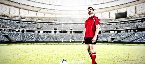 Tough Rugby Player Contra Rugby Goal Post Dia Ensolarado Estádio — Fotografia de Stock