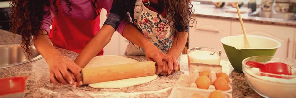 Вид Спереди Женщины Кухне Дочерью Рождество Приготовление Блюд Взгляд Друг — стоковое фото