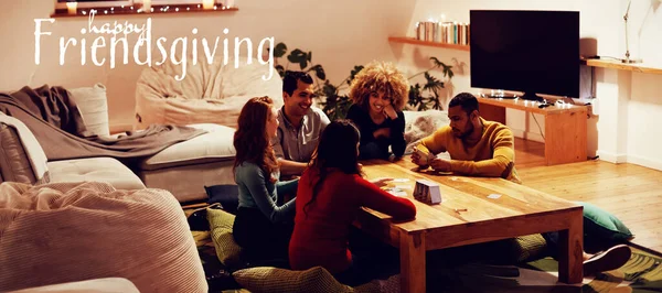 Happy Friendsgiving Contro Gli Amici Adulti Millenari Socializzare Insieme Casa — Foto Stock