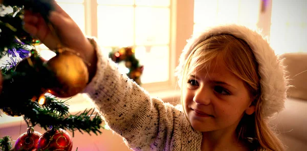 在圣诞节前夕 一位年轻的白人女孩在客厅里装饰圣诞树 眼前的景象令她目瞪口呆 — 图库照片