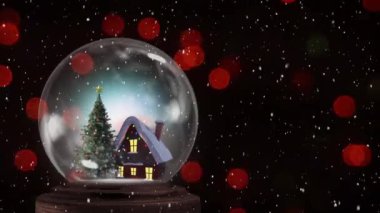 Kar kaplı bir kulübenin animasyonu ve kar küresindeki süslenmiş bir Noel ağacı, kırmızı ışık çemberleri ve siyah bir zemine düşen kar.