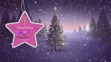 Mutlu Noeller 2021 sözlerinin animasyonu ve pembe yıldız şeklindeki etikete yazılmış Mutlu Yıllar Noel ağacı ile süslenmiş bir ren geyiği kafası ve arka planda kar yağan kırsal bir manzara.
