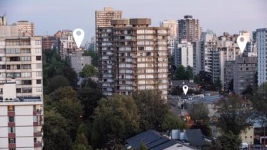 Şehir manzarasında üç lokasyon iğnesinin rengi beyazdan pembeye değiştirilmesi