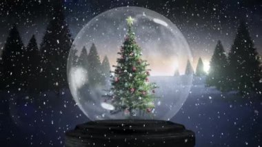 Kar küresindeki süslenmiş bir Noel ağacının canlandırması. Ağaçların olduğu bir kır manzarası ve arka planda düşen bir kar.