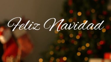 Feliz Navidad kelimelerinin canlandırması. Beyaz harflerle yazılmış. Kupa tabağı ve arka planda Noel ağacı olan kurabiyeler.
