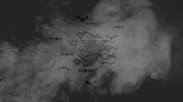 黒い背景に煙の雲とカメラに飛んでコウモリのグループのアニメーション — ストック動画