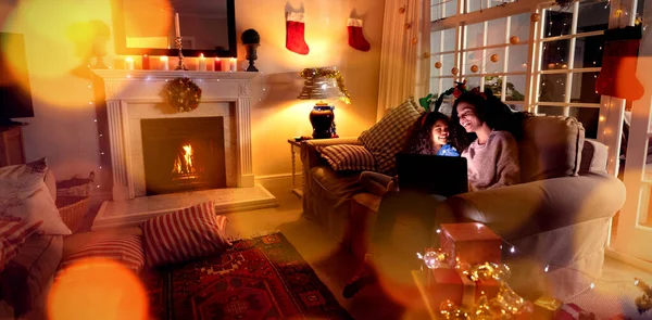 크리스마스 랩탑을 사용하여 여자에 응접실 이미지 — 스톡 사진