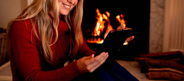 Seitenansicht Einer Lächelnden Jungen Kaukasischen Frau Die Ein Tablet Benutzt — Stockfoto